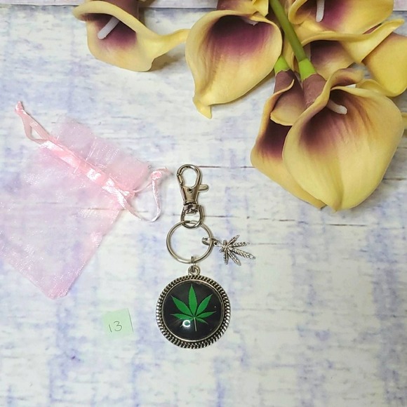 Handmade Leaf Keychain - Picture 1 of 4